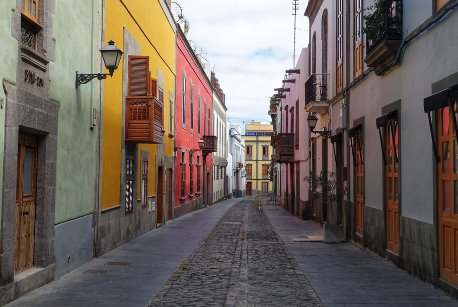 Las Palmas de Gran Canaria : rue pavée et très colorée du quartier historique de Vegueta près de la cathédrale