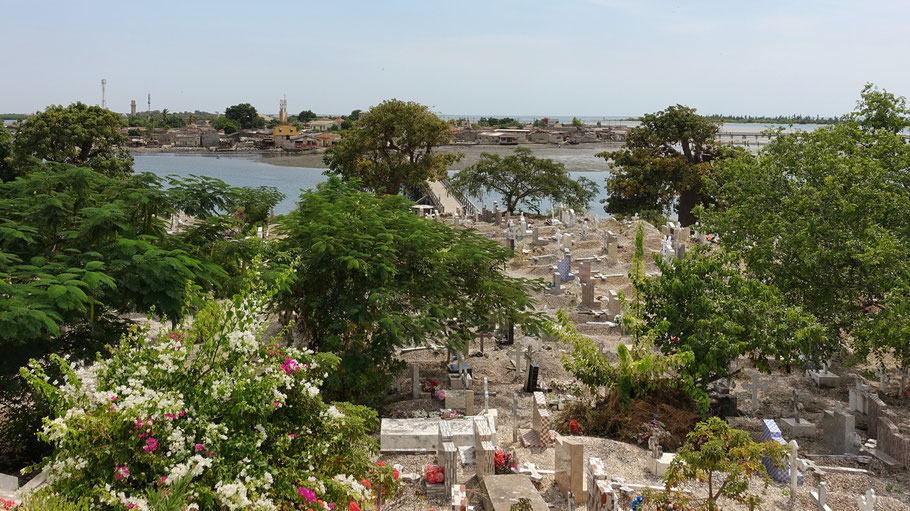 Sénégal, Fadiouth : le cimetière mixte, lieu emblématique de l’île regroupant des tombes de catholiques et de musulmans, se visite également