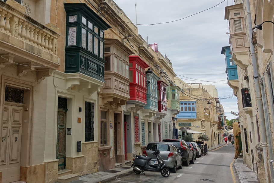 Malte : rue de Ir-Rabat avec ses balcons colorés