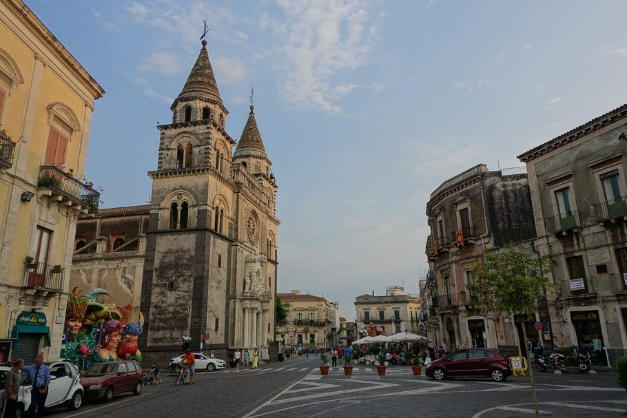 Sicile, Acireale : Façade de la cathédrale et, à côté, un char du carnaval