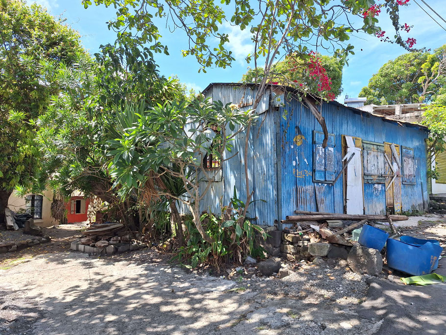 Ile Maurice : petite case colorée de Trou d'Eau Douce