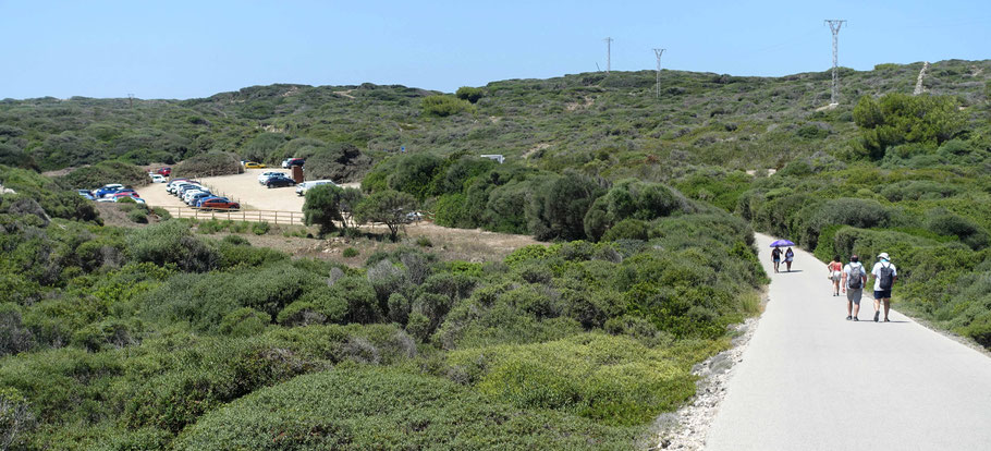 Minorque : parking (obligatoire) situé à 2 km du phare et petite route menant au phare de Favàritx : ne pas oublier de prendre de l'eau !