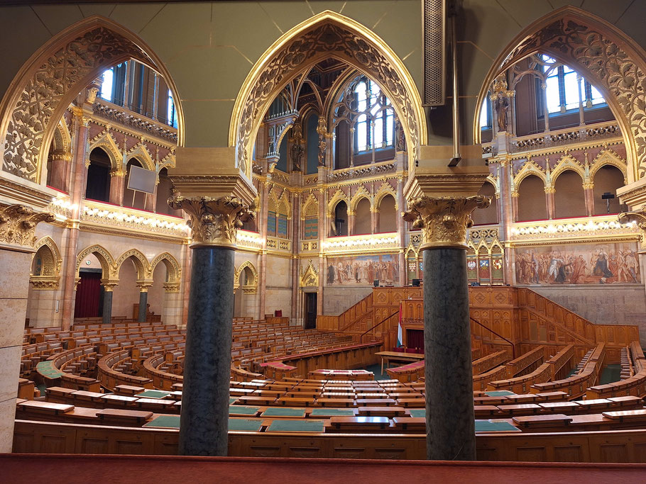 Budapest : salle de séances de la Chambre haute du Parlement Hongrois