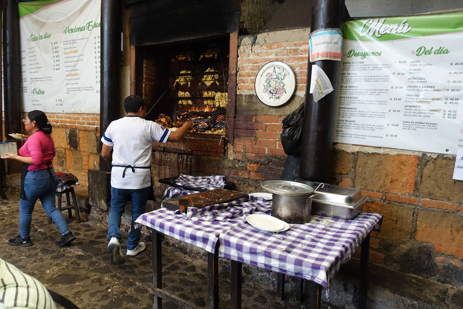 Guatemala, Antigua : menu du restaurant Rincón Tipico Antigüeño