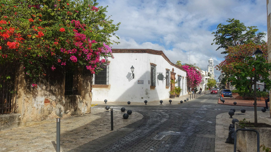 Calle Arzobispo Meriño et au loin le Palacio Consistorial de Santo Domingo