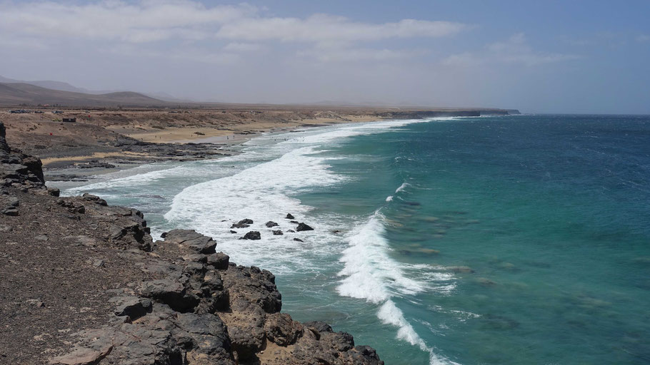 Fuerteventura, El Coltillo : la somptueuse plage d'El Castillo, très prisée des surfeurs et autres kitesurfeurs