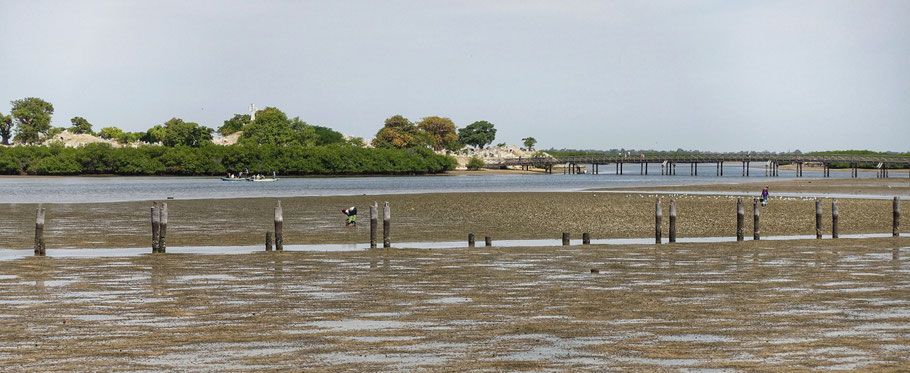 Sénégal : l'ancien pont menant à l'île de Fadiouth et le cimetière en arrière plan