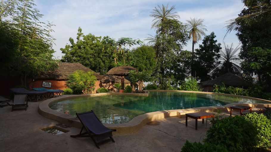 Sénégal, Sine Saloum : piscine de l'écolodge de Simal au coucher du soleil