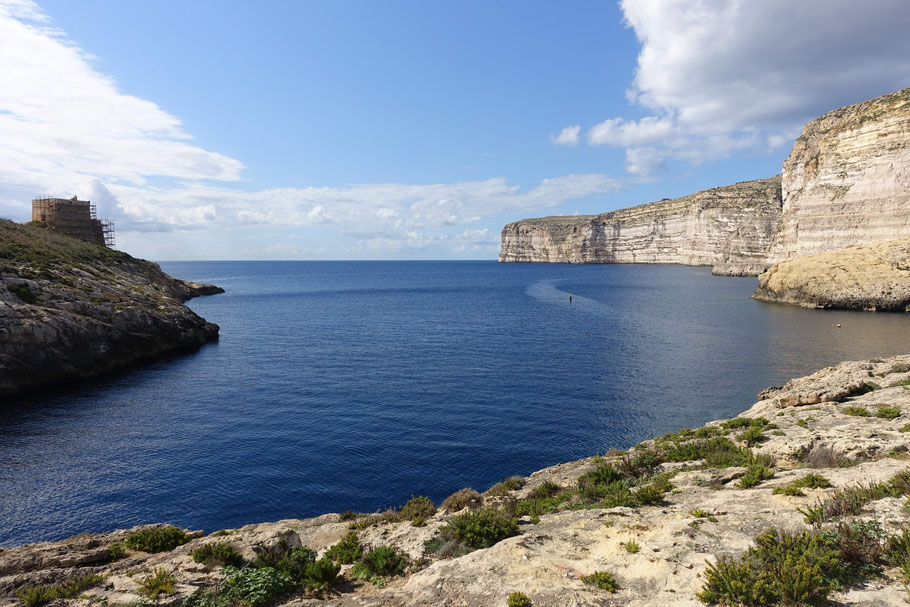 Malte, Gozo : entrée de la baie de Xlendi avec sa tour de guet côtière