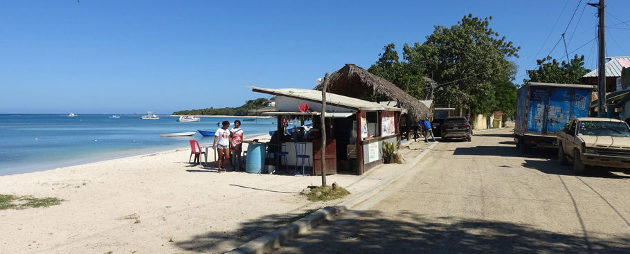 République Dominicaine, rue principale longeant la plage de Punta Rucia