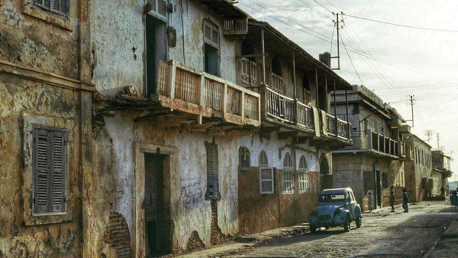 Sénégal : rue de Saint-Louis en 1989