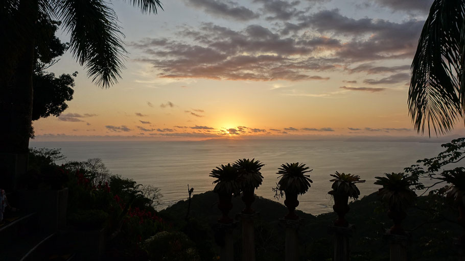 Costa Rica : coucher de soleil de l'amphithéâtre (hôtel Villa Caletas)