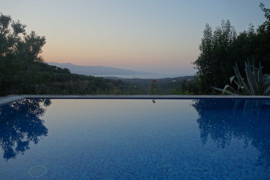 Villa Odyssey à Xamoudochori : piscine avec vue sur la mer... 