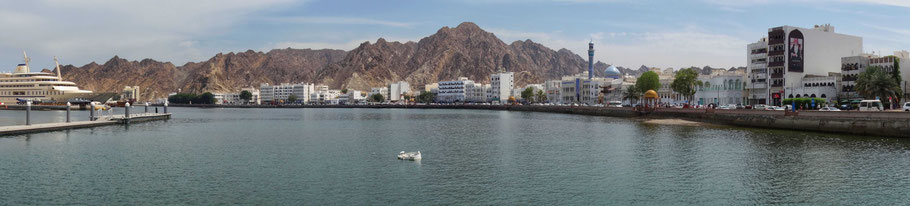 Oman, Mascate : la corniche du quartier historique de Mutrah avec ses anciennes maisons de marchands en bois ornées de balcons sculptés