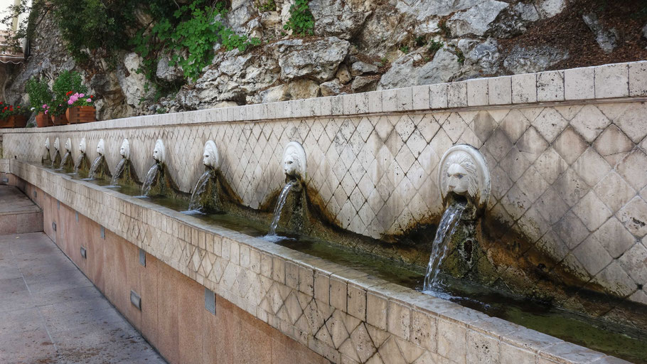 Crète, Spili : Fontaine vénitienne aux 19 têtes de lion 