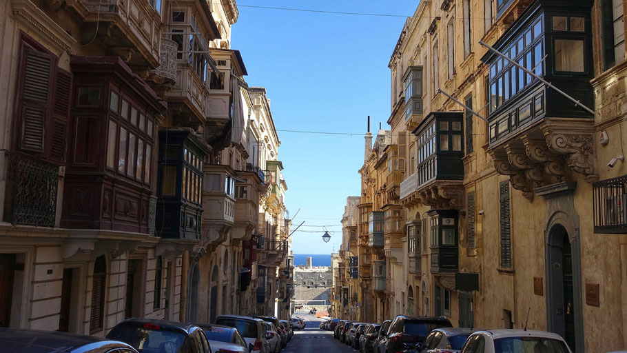 Malte, rue de La Valette descendant vers la mer