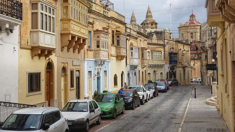 Malte : rue de Zurrieq avec les balcons maltais si caractéristiques