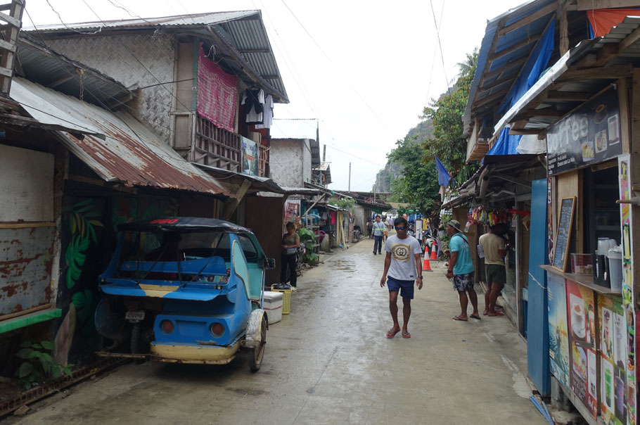 Chemin menant au Corong Corong Pier (El Nido)