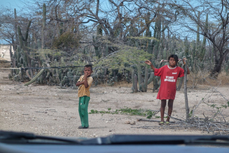 Colombie, Guajira : enfants Wayuus à un barrage