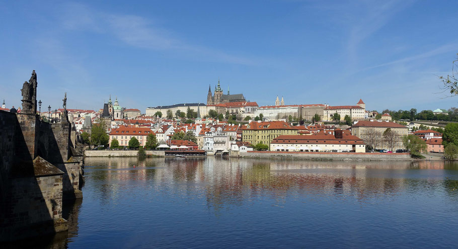 Pont Charles et château de Prague avec la cathédrale St-Guy