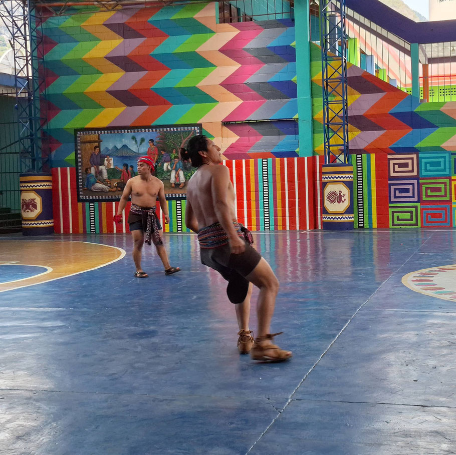 Guatemala, San Juan La Laguna : entraînement d'ulama ou jeu de pelote maya