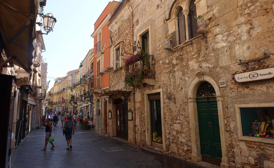 Sicile : Corso Umberto, la rue la plus commerçante de Taormina