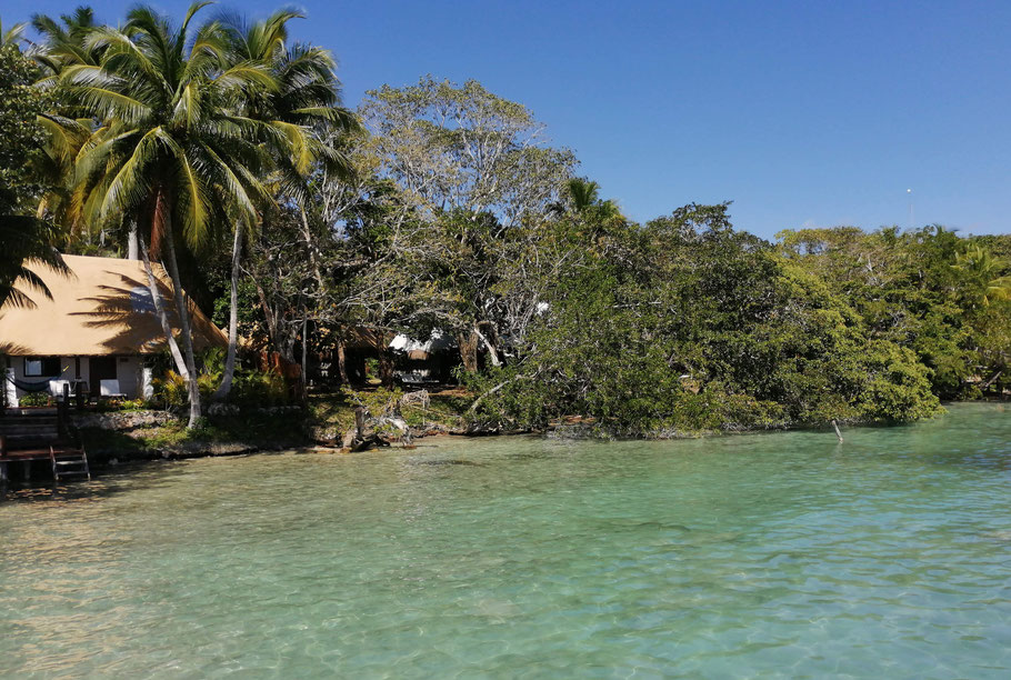 Mexique, Yucatan : cottages de l'hôtel Rancho Encantado au bord de la lagune de Bacalar