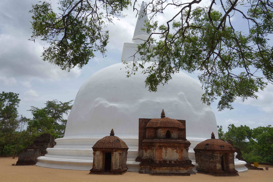 Stupa blanc de Kiri Vihara