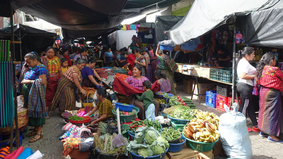 Guatemala : marché extérieur de Santiago Atitlán