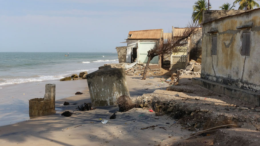 Sénégal, Siné Saloum : maisons détruites par les vagues de l'océan Atlantique à Palmarin