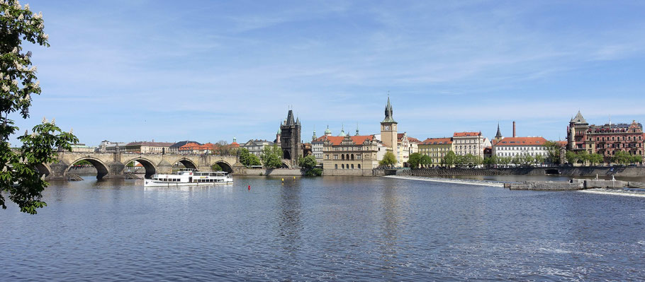 Prague : Pont Charles et rivière Vltava