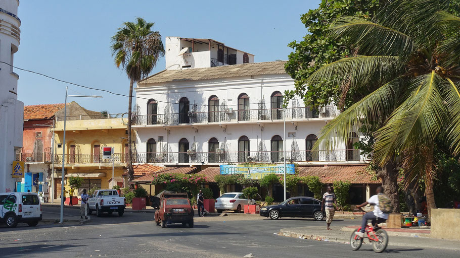 Sénégal, Saint-Louis : l’hôtel de la Poste, situé à droite en sortant du pont Faidherbe, a été fondé en 1850