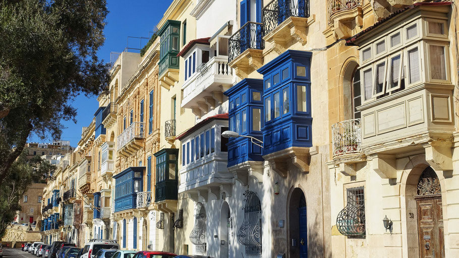Malte, La Valette : les balcons fermés maltais, entre bow-windows anglais et moucharabiehs arabes 