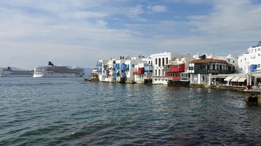 Grèce, Cyclades : Mykonos, la Petite Venise, succession de maisons en encorbellement au dessus de la mer