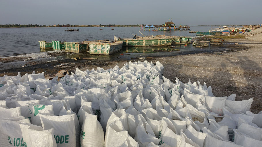 Sénégal : sacs de sel devant le Lac Rose