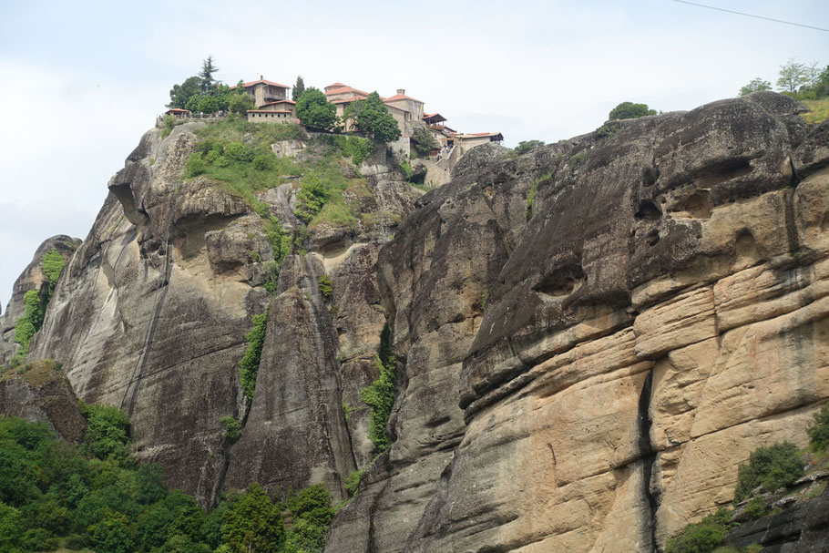 Grèce, Météores : monastère Saint-Varlaam, il faut contourner le piton rocheux pour y accéder