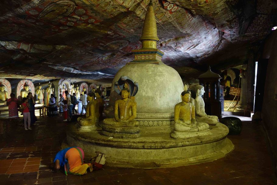 Dambulla : grotte du Grand-Roi et son stupa gardé par huit boudhas en méditation