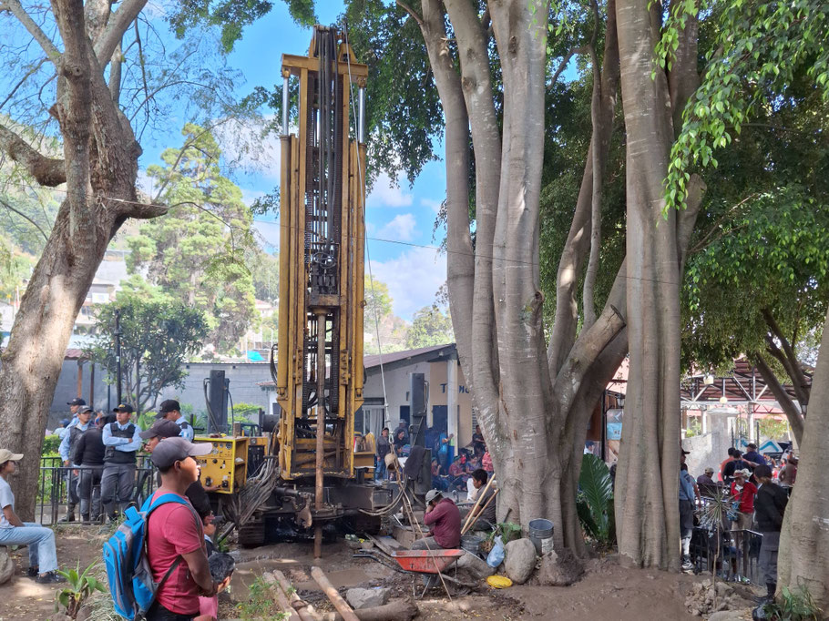 Guatemala, lac Atitlán : forage sous garde policière à San Marcos