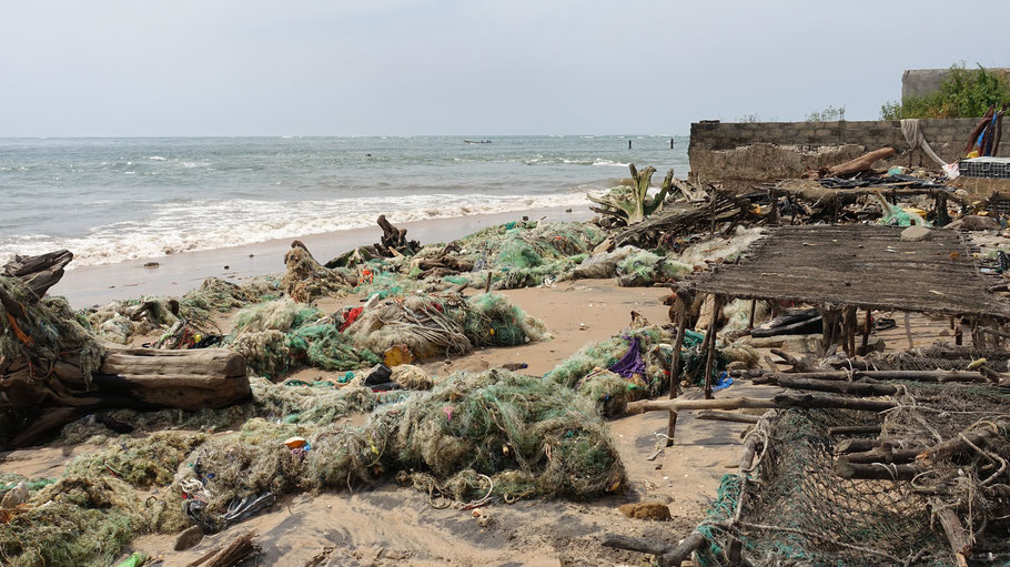 Sénégal, Sine Saloum : filets de pêche au bord de l'océan à Djiffer