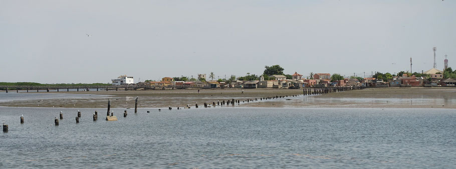 Sénégal : l'ancien pont menant à l'île de Fadiouth dont il ne reste que les poteaux