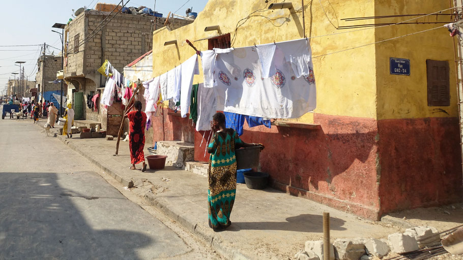 Sénégal, Saint-Louis : avenue Dodds au milieu de Guet N'Dar, au niveau de la ruelle GND-34