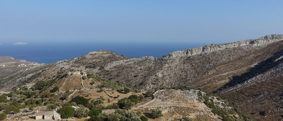 Grèce, Cyclades : Naxos, la descente vers Moutsouna est vertigineuse (11 km de lacets et d'épingles à cheveux) mais splendide