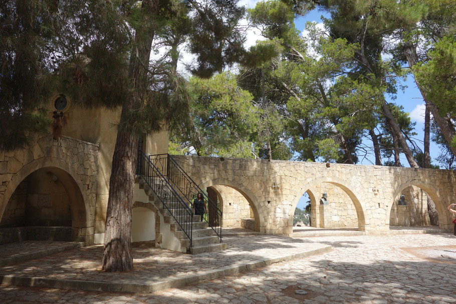 Monastère d'Arkadi : ancien moulin du monastère renfermant l'ossuaire des sacrifiés de 1866
