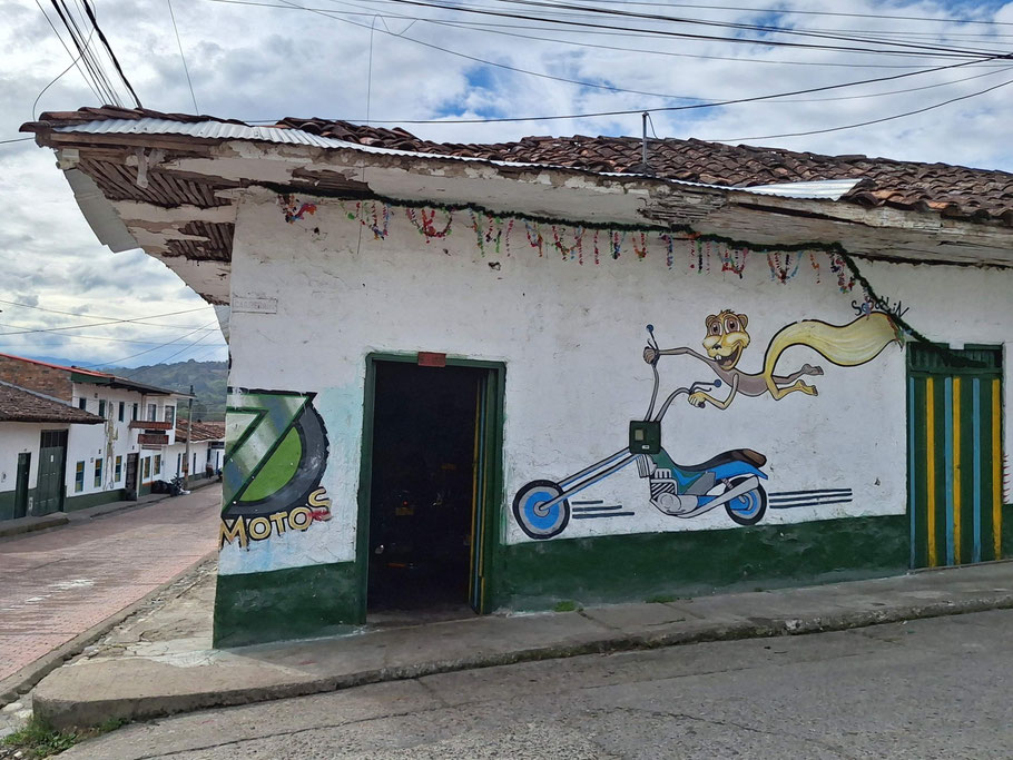 Colombie : dessin humoristique sur une façade à San Agustin