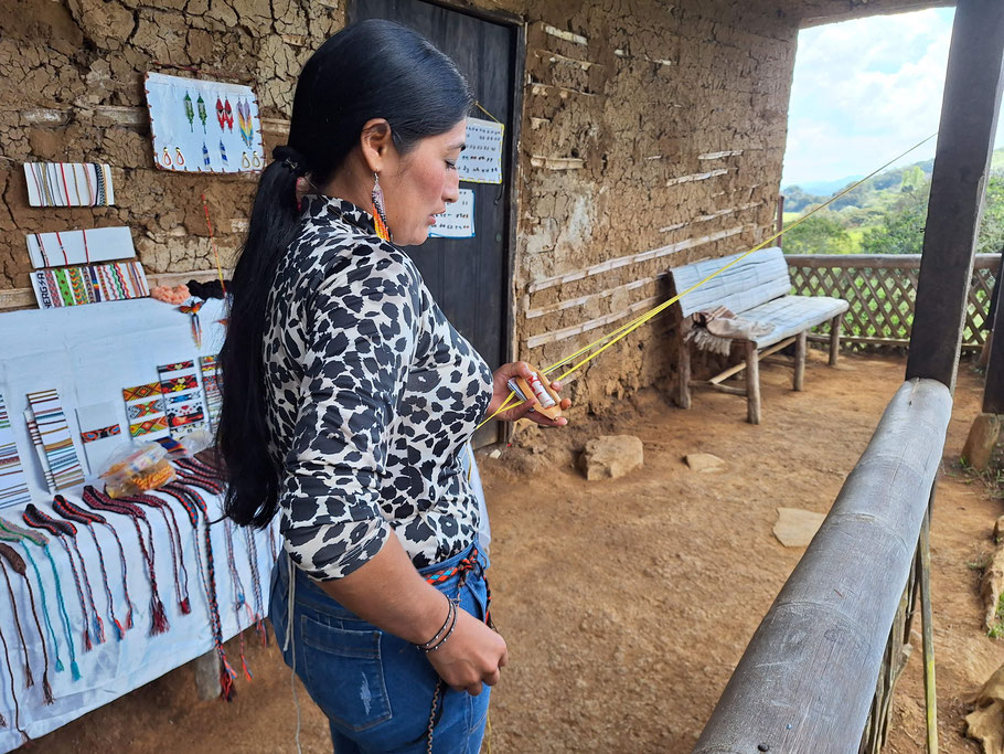Colombie, El Purutal : tissage de bracelets