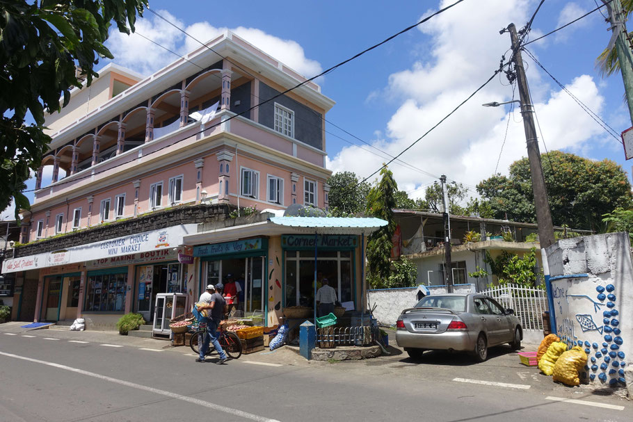 Ile Maurice : rue principale de Trou d'Eau Douce