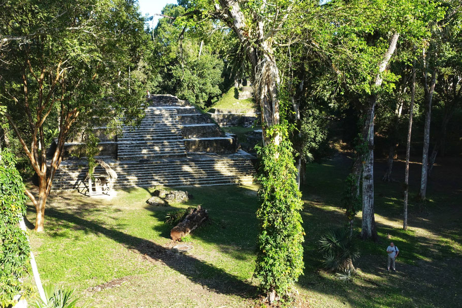 Guatemala : en haut d'une pyramide de Yaxhá