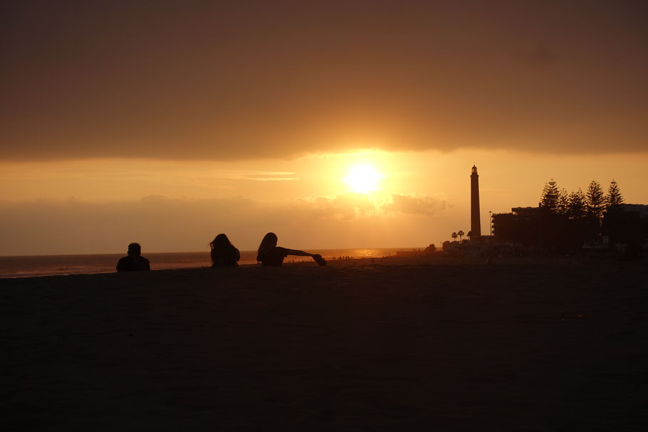 Grande Canarie, Maspalomas : petite pause pour admirer le coucher de soleil sur le phare et... vider le sable de ses chaussures
