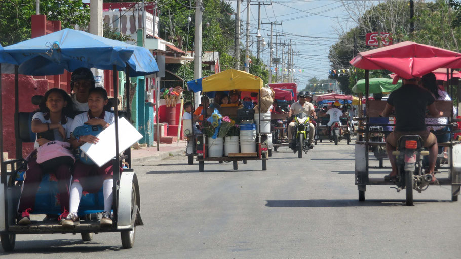 Mexique, Yucatan : sortie des écoles à Acanceh, près de Mérida