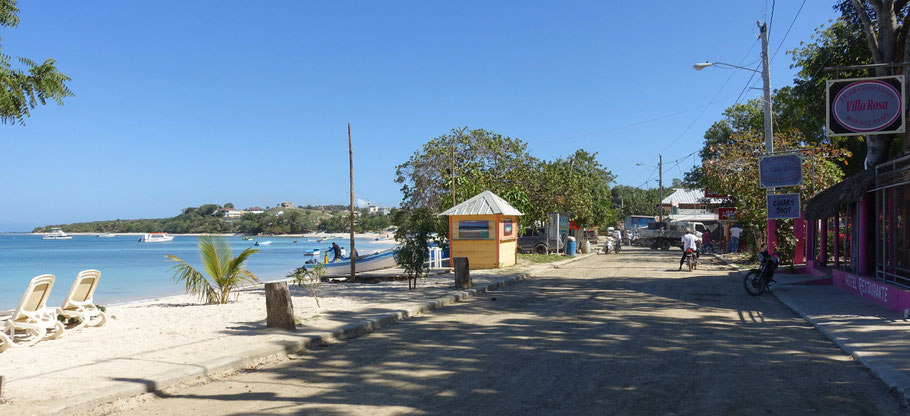 République Dominicaine, rue principale longeant la plage de Punta Rucia